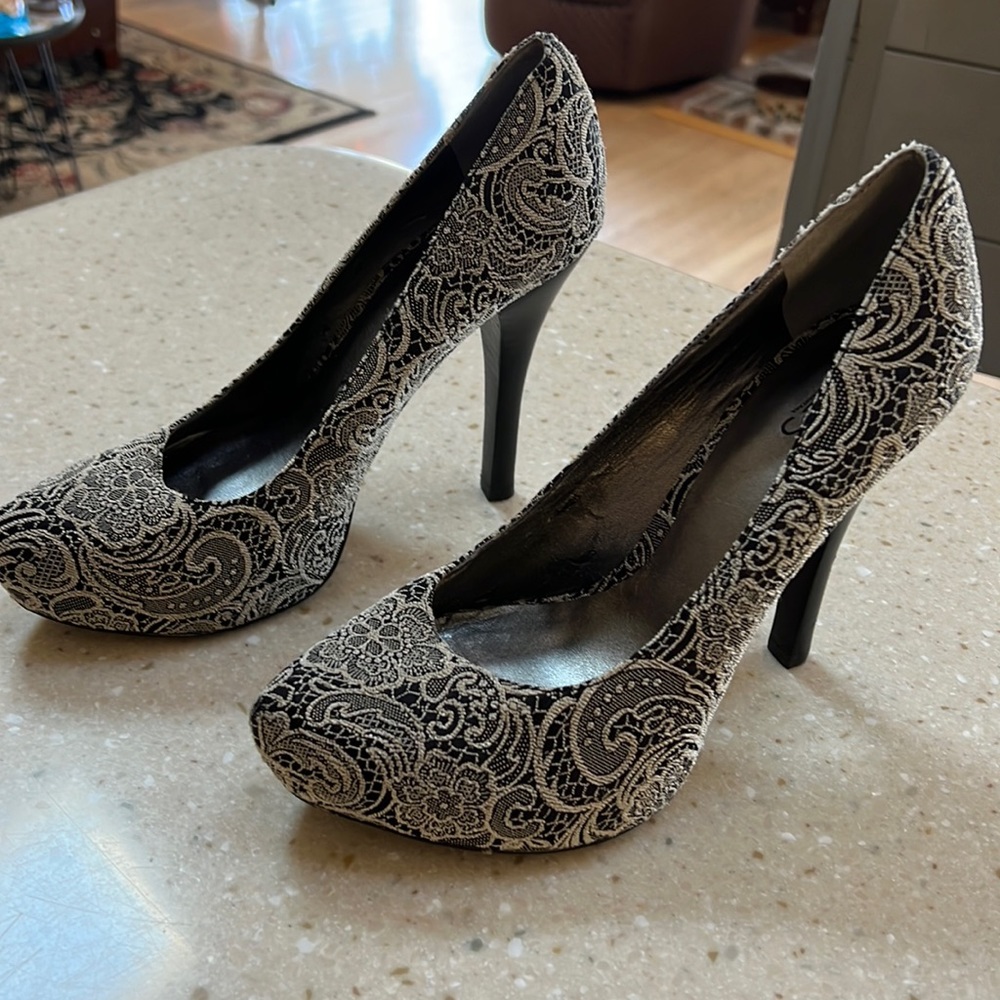 **SOLD** CARLOS by Carlos Santana Heels - Picture 1 of 9